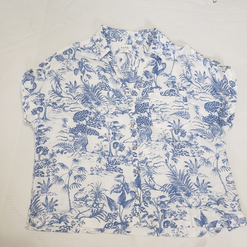 Nicole Miller Womens Large Blue and White Floral Shirt Short Sleeves